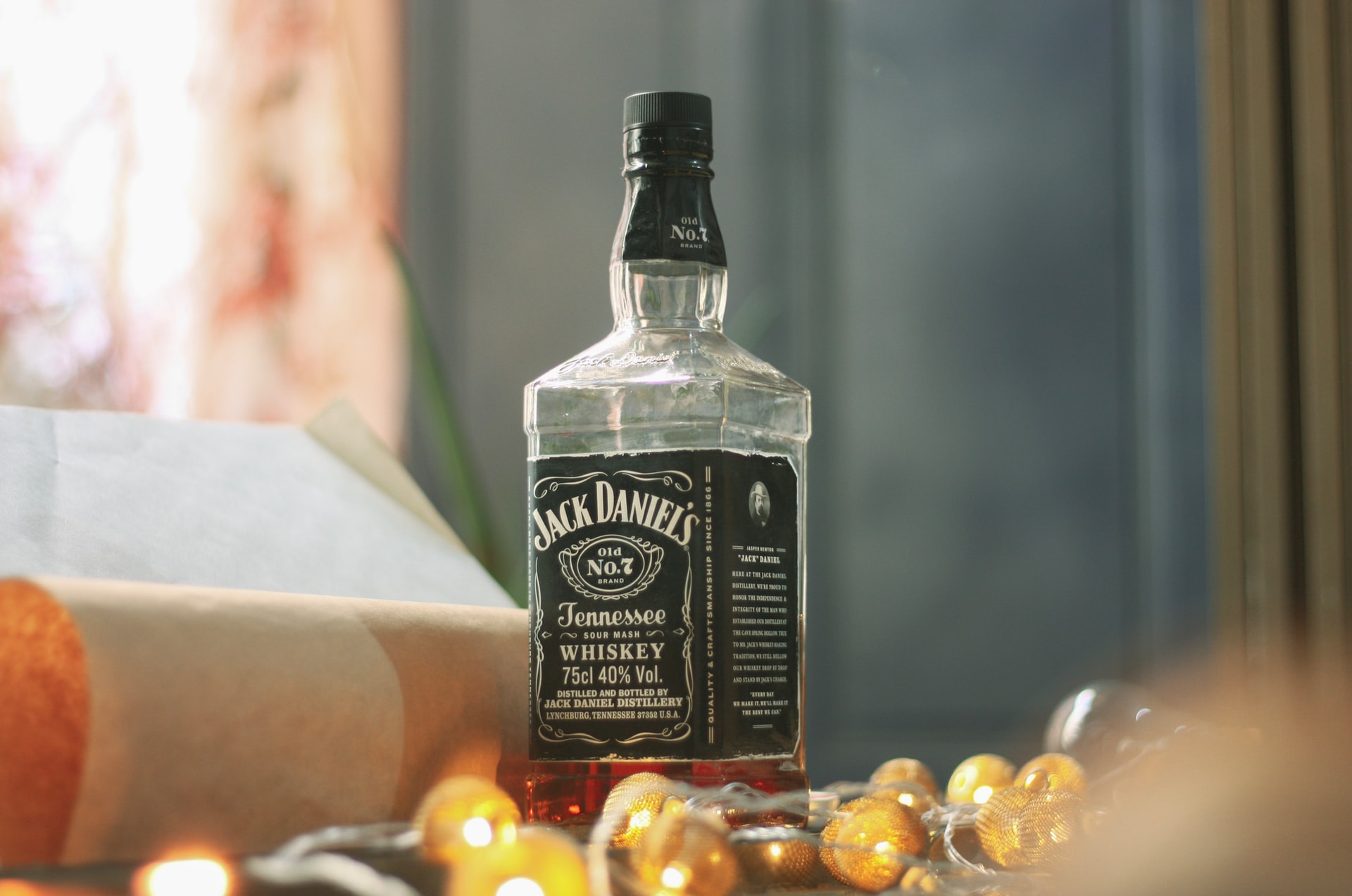 Почему виски пьют. Виски Джек Дэниэлс 5 литров. Закуска к виски Джек Дэниэлс. Ящик Джек Дэниэлс 1л. Виски Джек Дэниэлс 12 лет выдержки.
